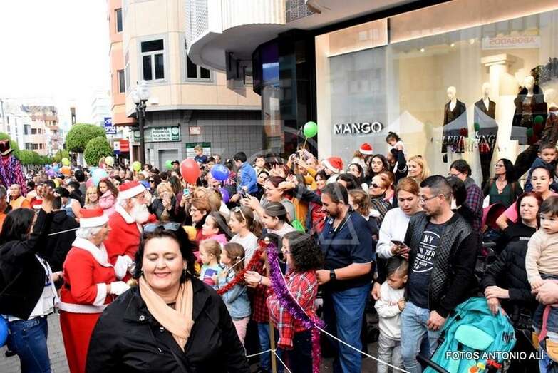 Momento de la llegada de Papá Noel, esta tarde, a Los Llanos (Foto TA)